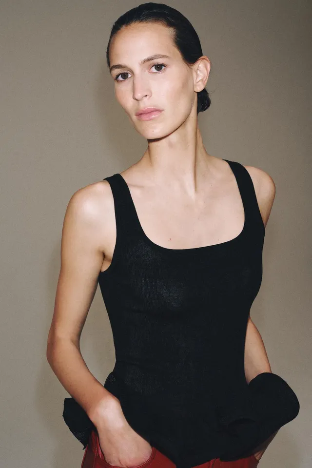 KNIT TOP WITH WAVY HEM – image 4