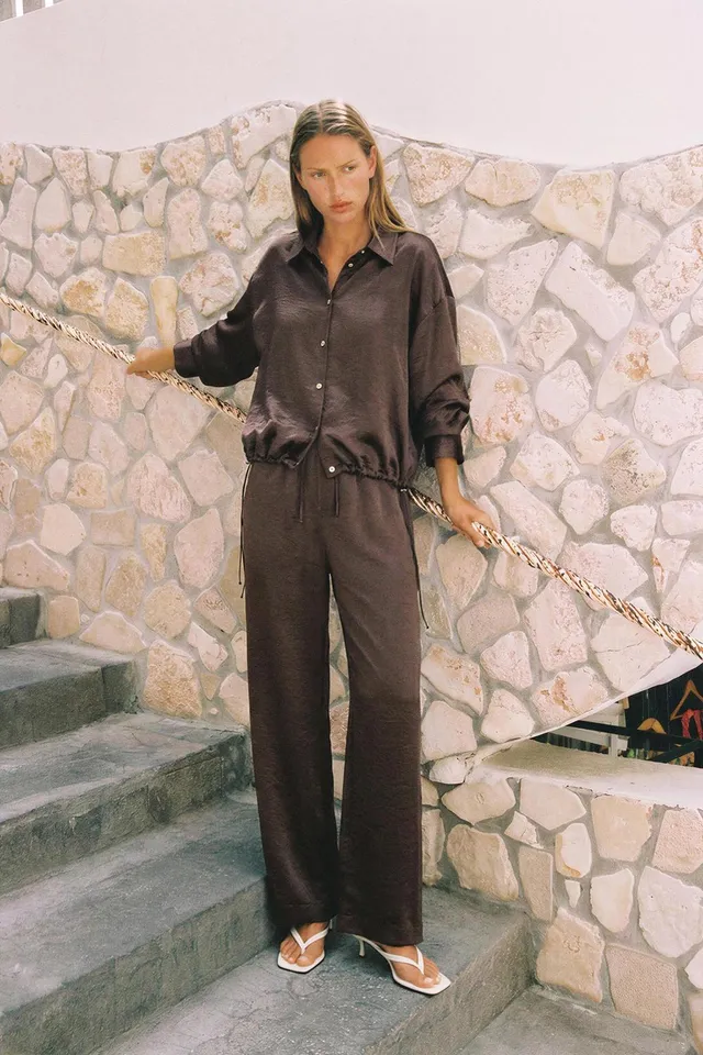 بلوزة ساتان بأربطة