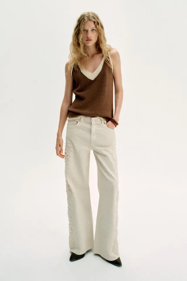 KNIT TOP WITH CONTRAST DETAILING