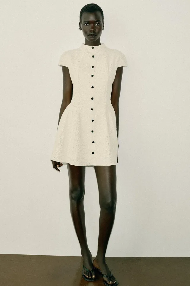 SHORT LACE DRESS WITH CONTRAST BUTTONS