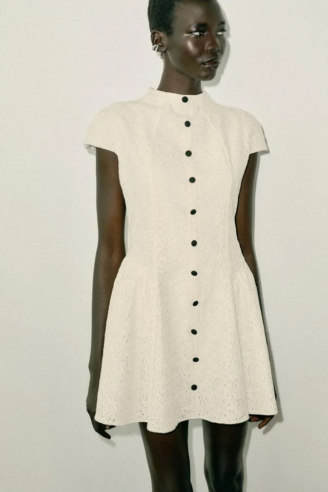 SHORT LACE DRESS WITH CONTRAST BUTTONS – image 2