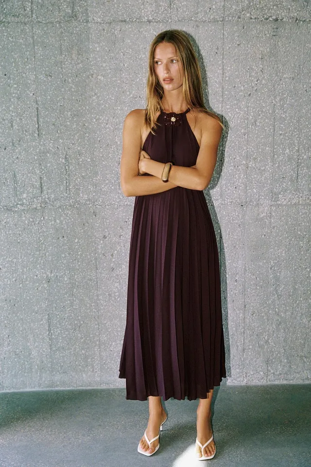 PLEATED MIDI DRESS WITH FLOWER BROOCH