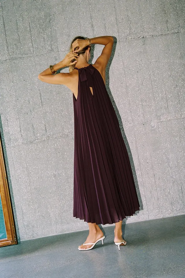 PLEATED MIDI DRESS WITH FLOWER BROOCH – image 3