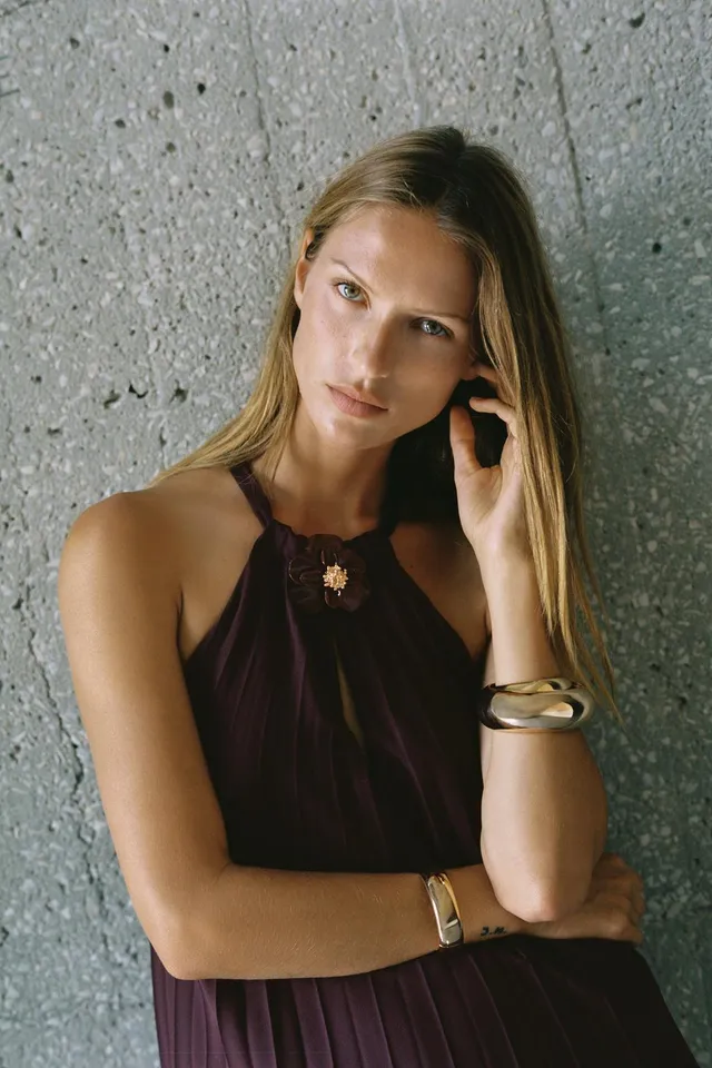 PLEATED MIDI DRESS WITH FLOWER BROOCH – image 4