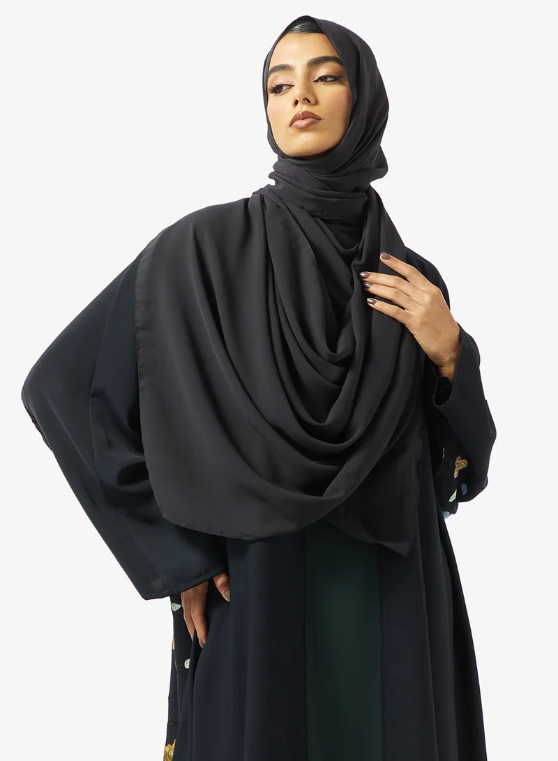 عباية مطرزة مع شيلة سوداء