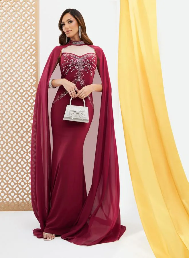 فستان سهرة بياقة كاب