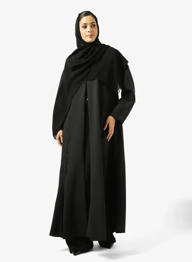 عباية بياقة مستديرة مزينة بالزهور