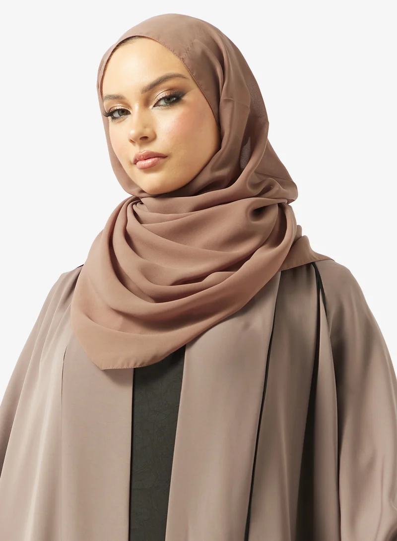 عباية مزينة بقصة واسعة مع ياقة عالية