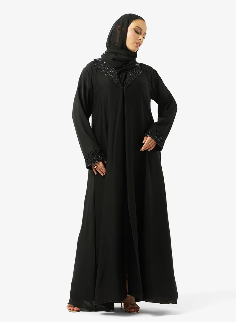 عباية مفتوحة بياقة واسعة مزينة