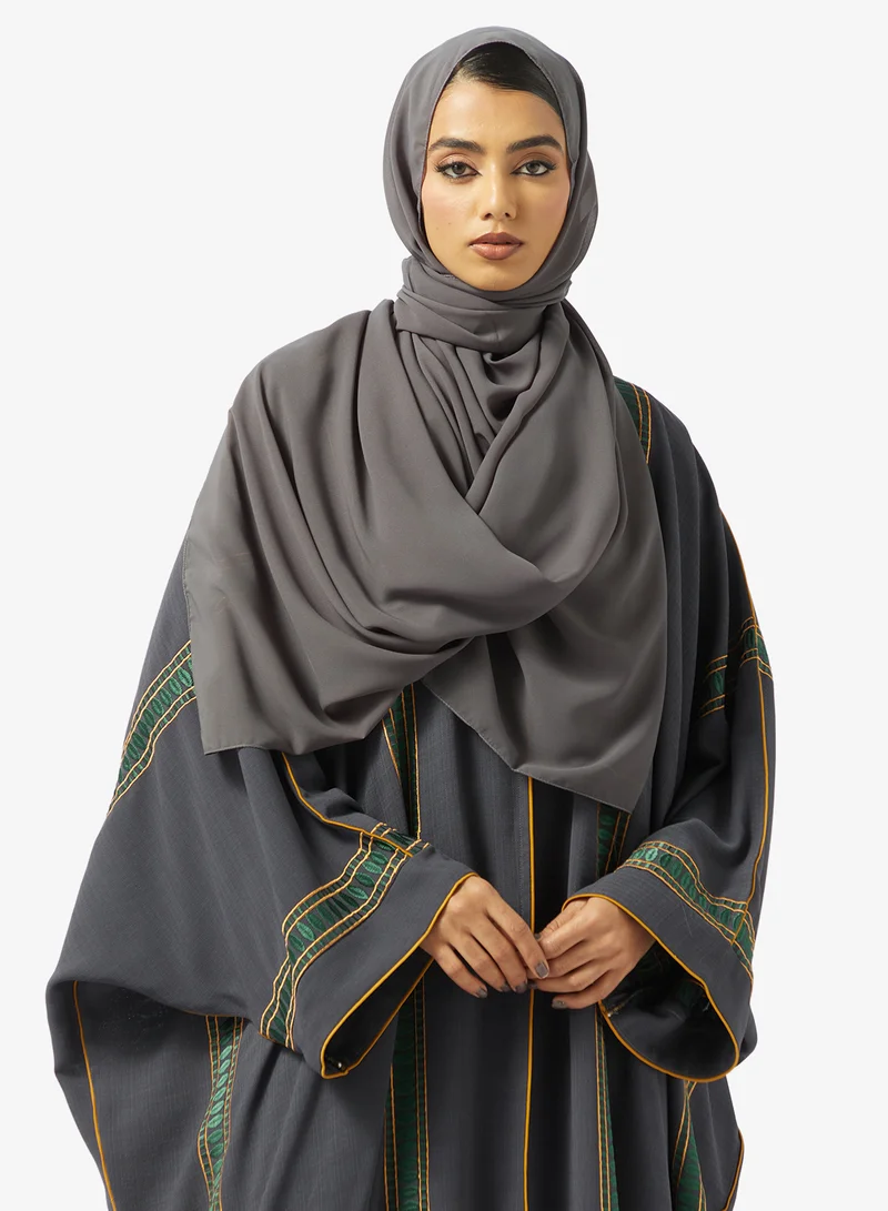 عباية وشيلة مطرزة