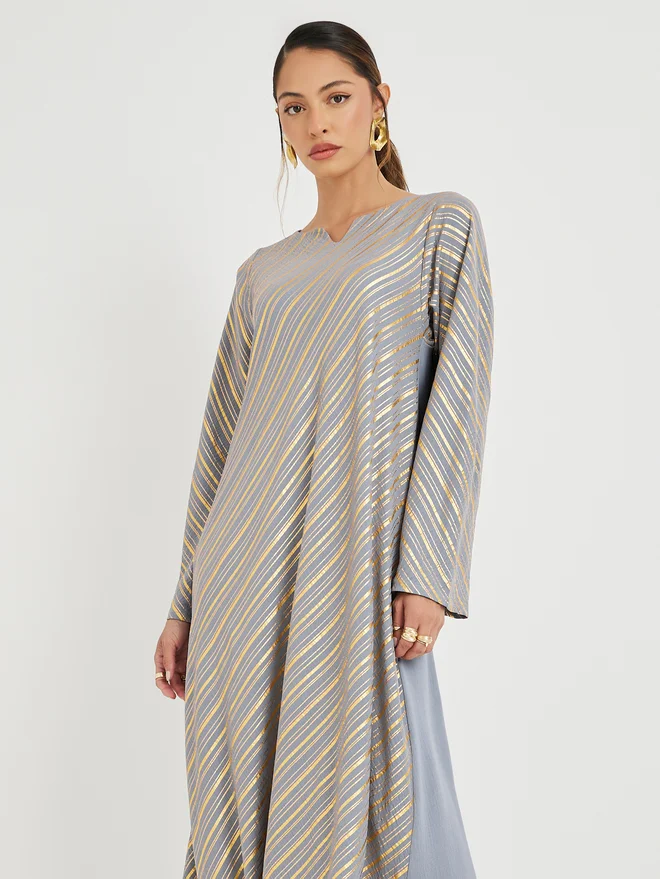 جلابية أميرة بنقشة الفويل وياقة مشقوقة