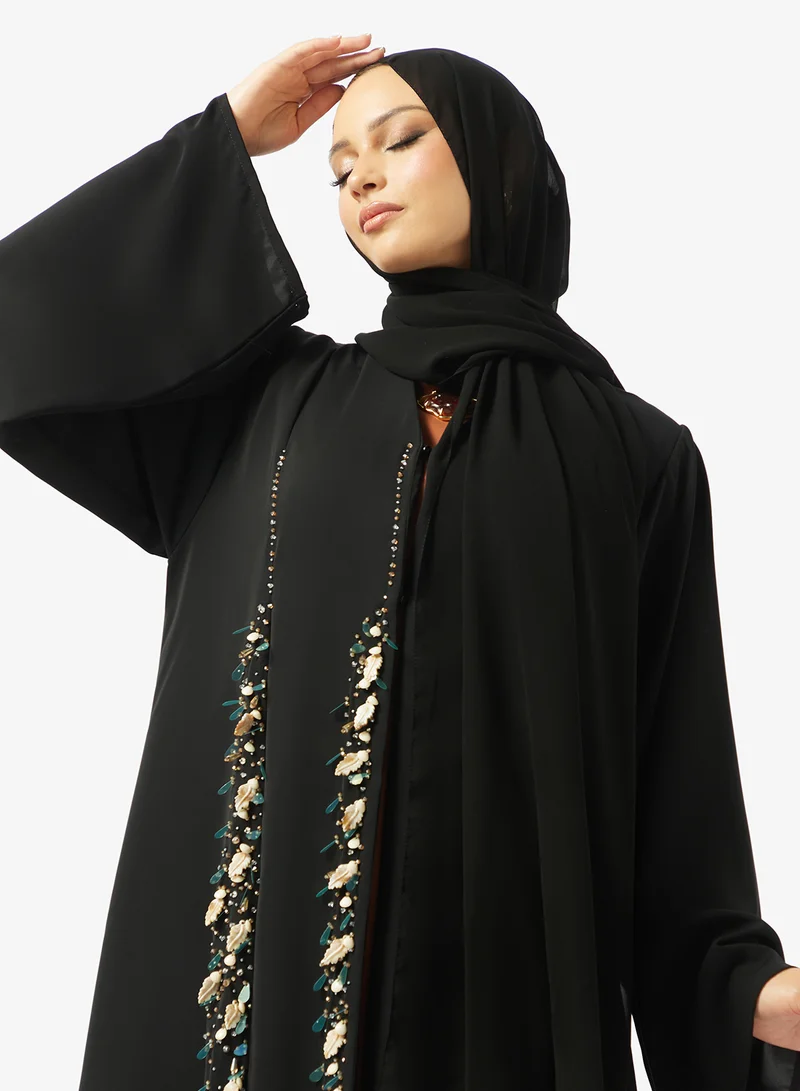 عباية مفتوحة مزينة بياقة على شكل حرف