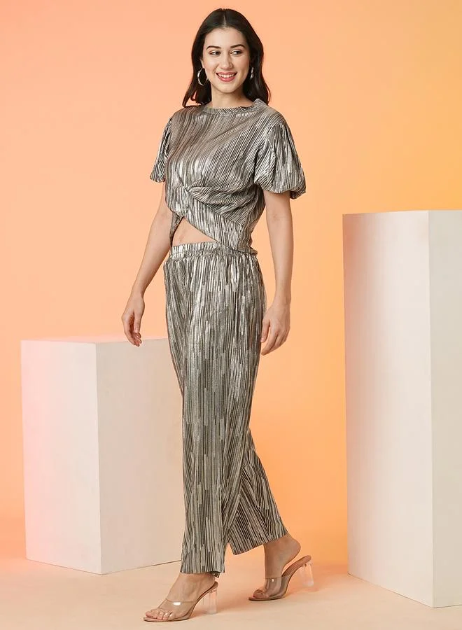 طقم بلوزة وبنطلون مخطط بلف أمامي من جلوبس