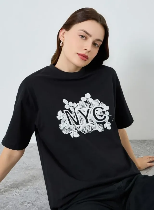 Women's Oversized Graphic T-Shirt Black – image 3