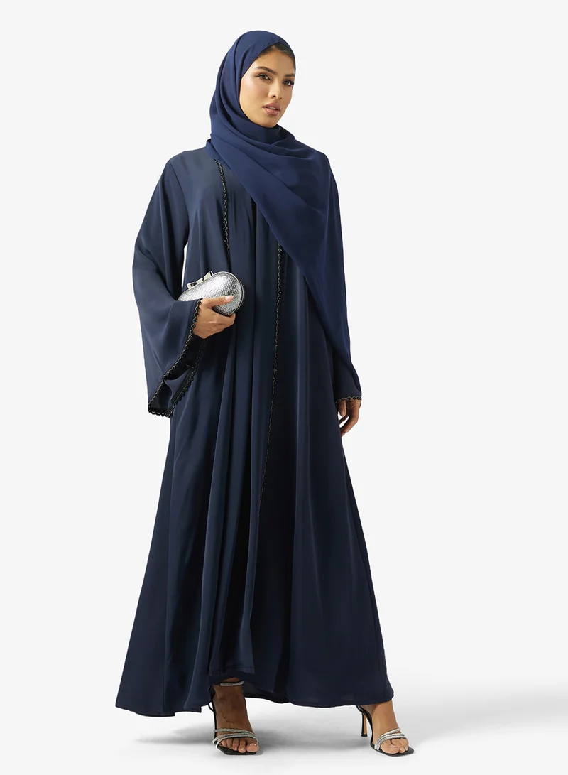 عباية بياقة عالية ومزينة
