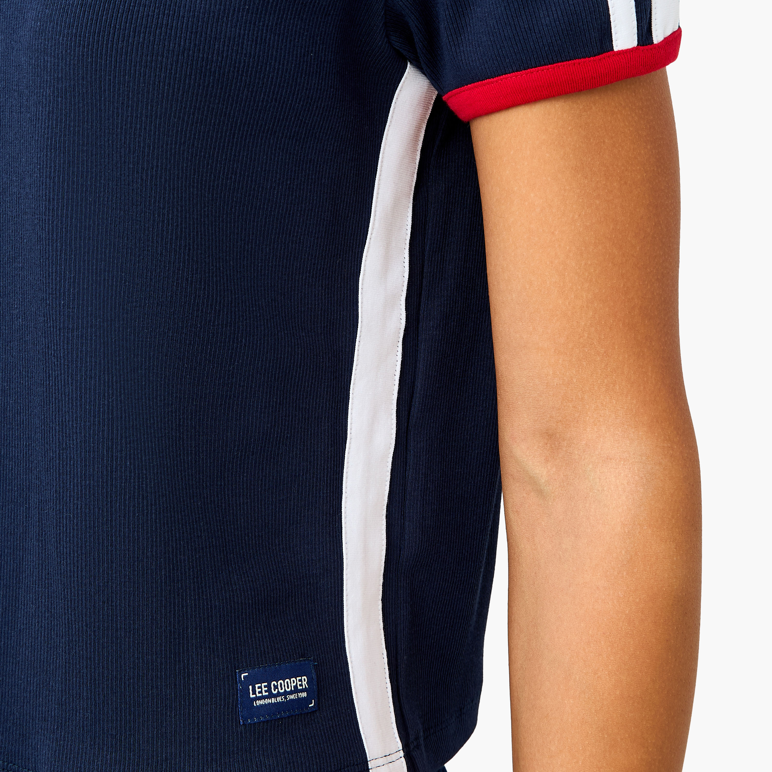 تي شيرت بقصة عادية بتفاصيل شريط من Lee Cooper