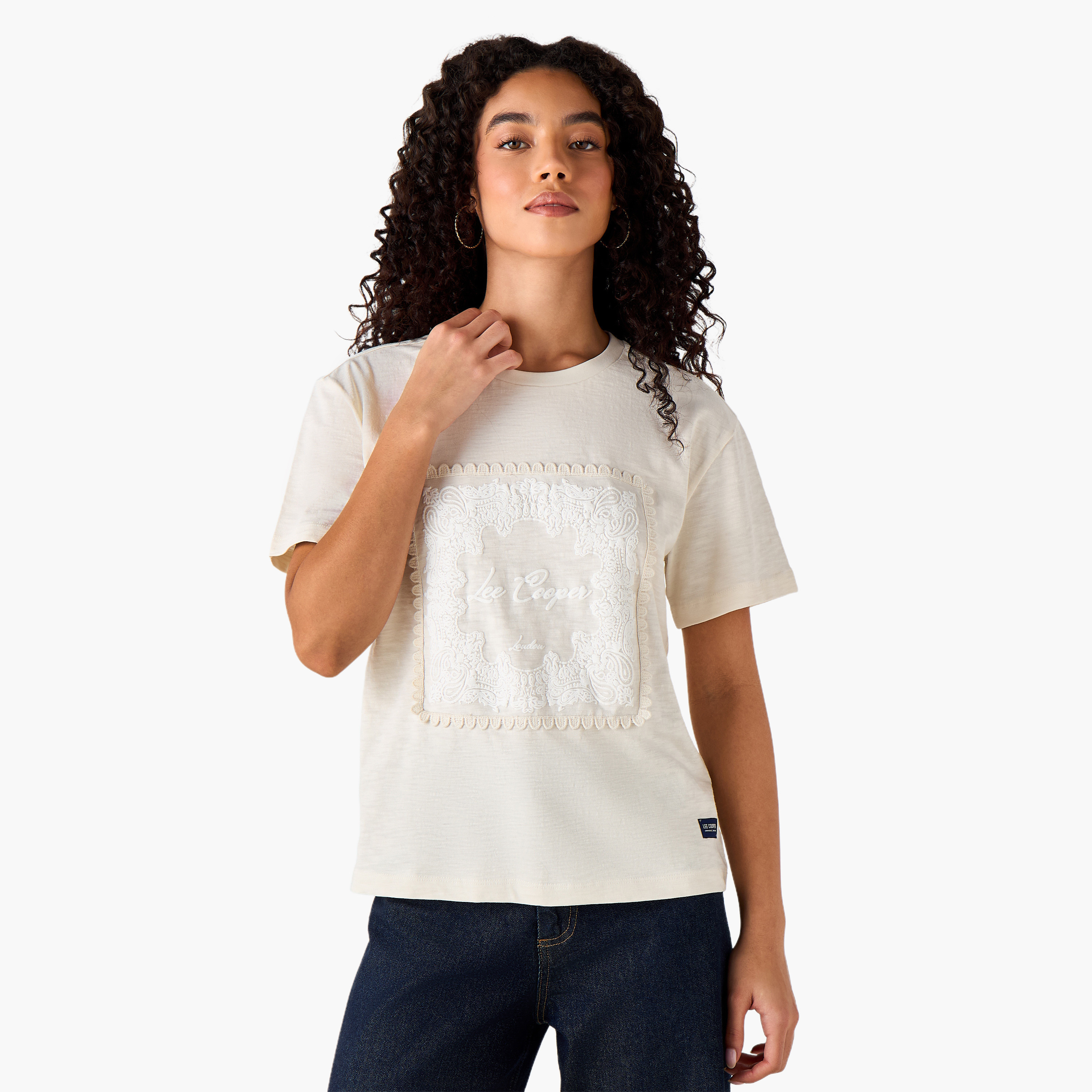 تي شيرت قطن Lee Cooper برقعة مطرزة كريمي