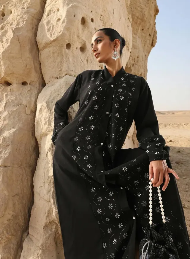 عباية مقصوصة بالليزر بنقوش زهور سوداء مع حجاب