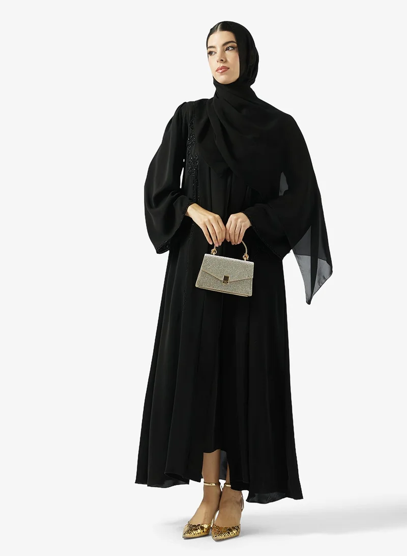 عباية مزينة مع شيلة سوداء