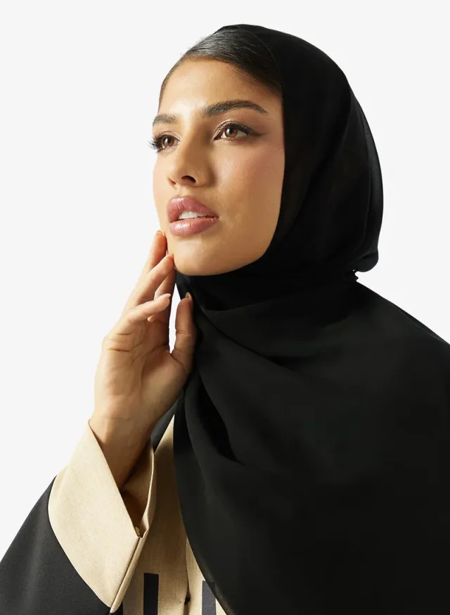 عباية سوداء بتفاصيل أزرار مع شيلة – صورة 5