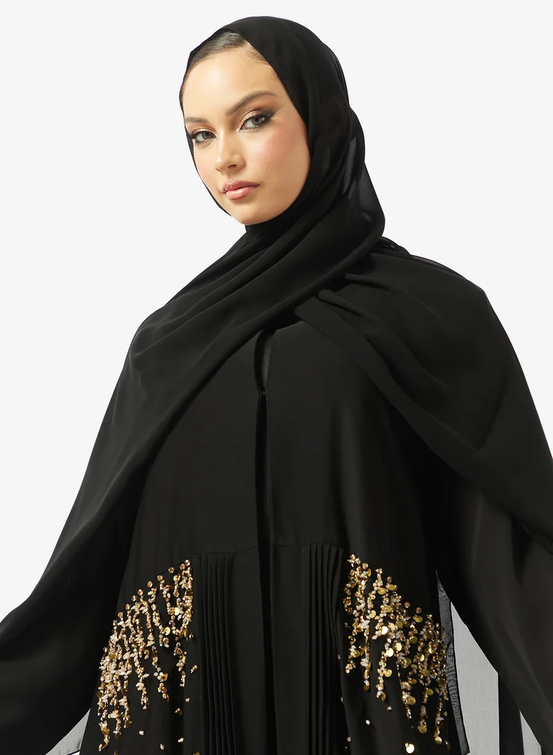 عباية مزينة مع شيلة سوداء