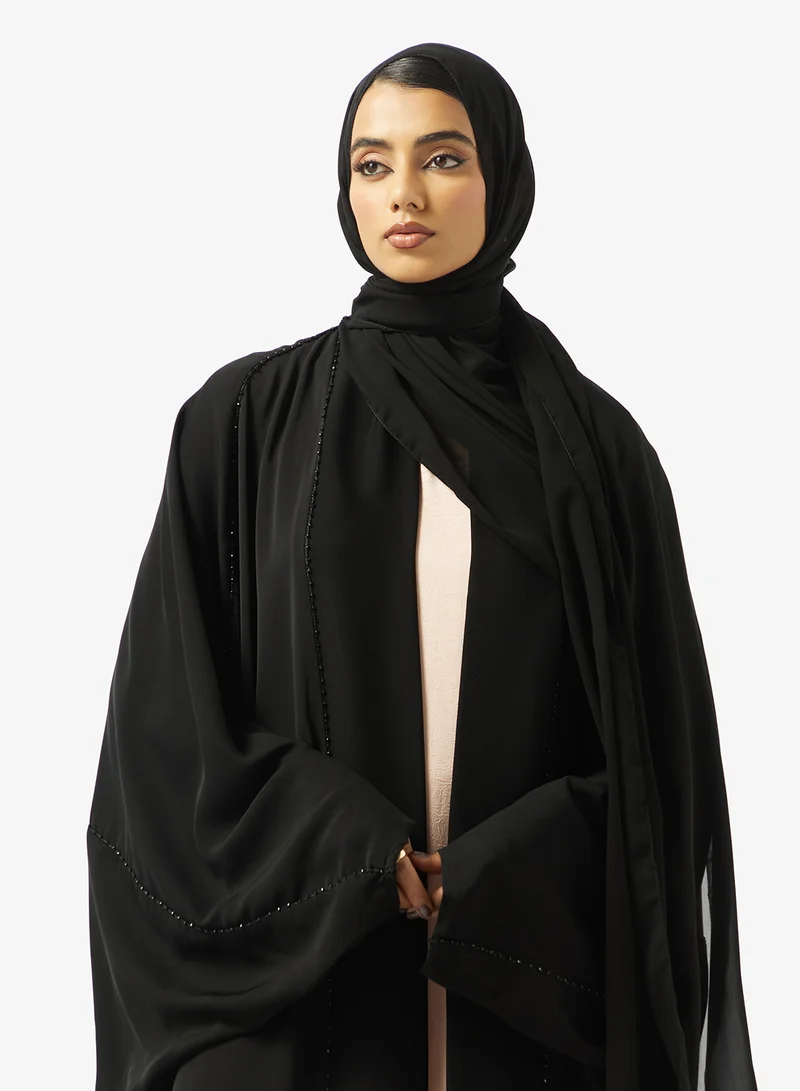 عباية واسعة بياقة عالية مزينة