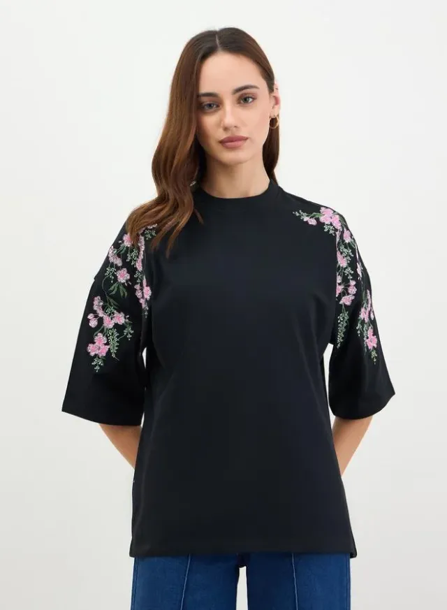 Floral Embroidered Oversized T-Shirt Black – image 3
