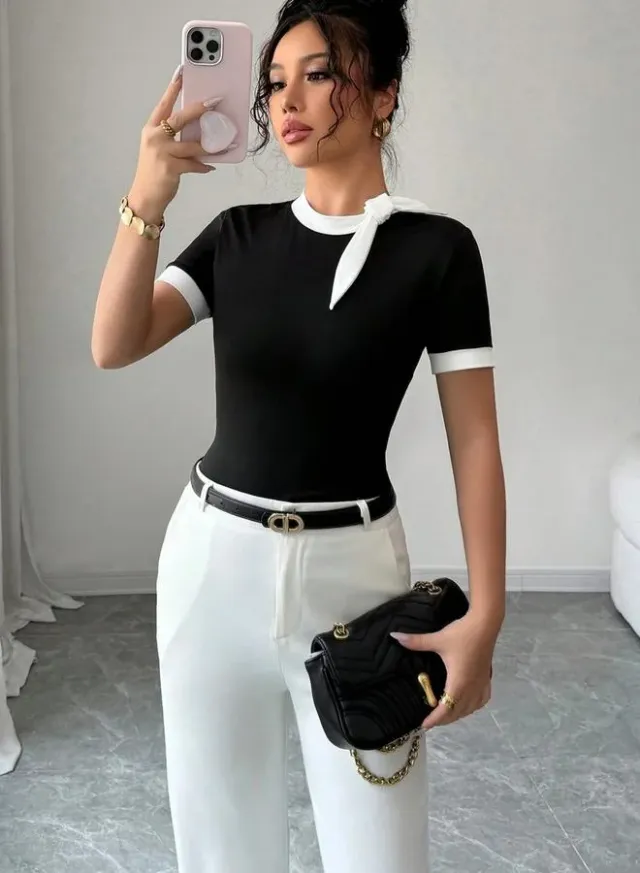 بلوزة بأكمام قصيرة بتفاصيل بيضاء - أسود – صورة 3