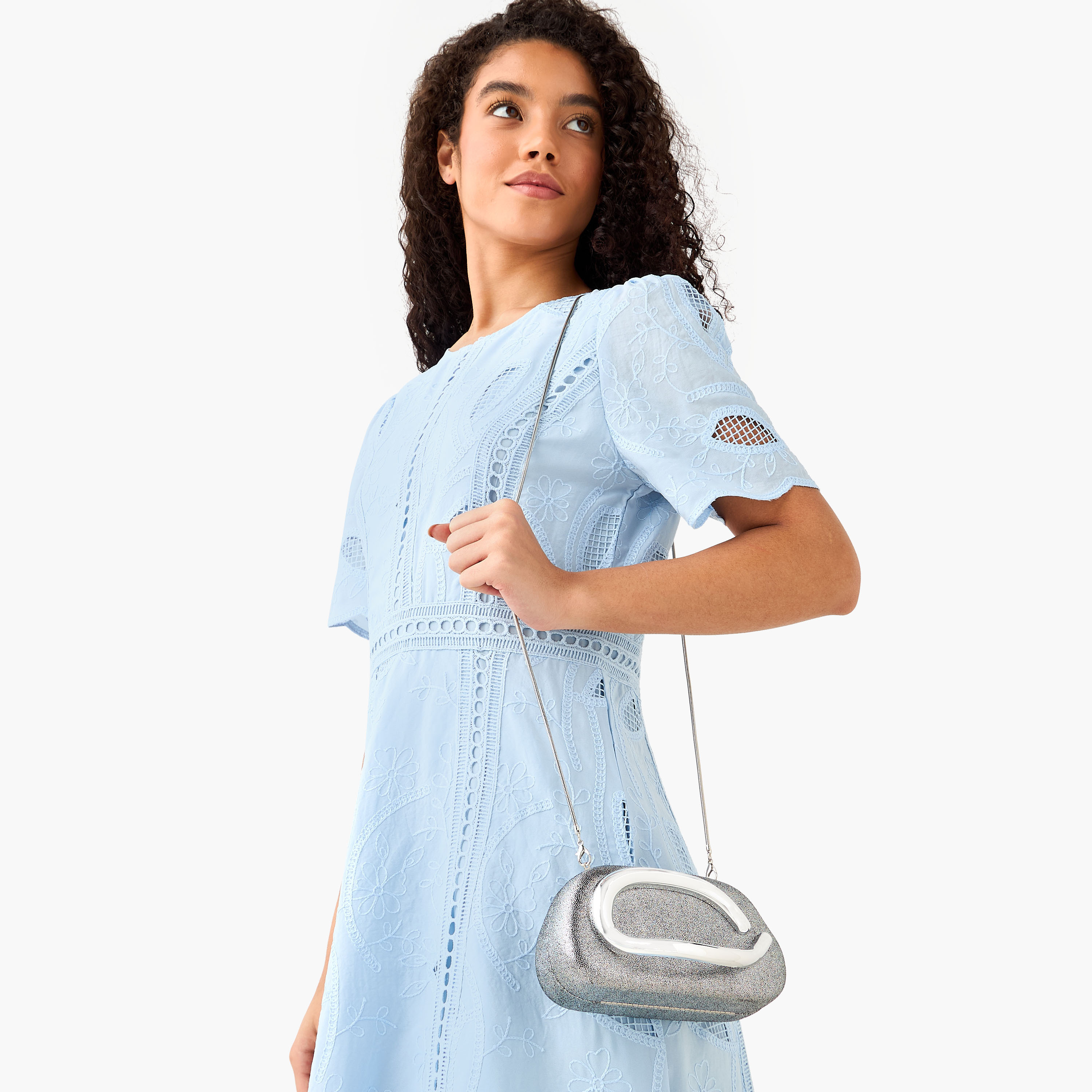 شنطة كلاتش بزينة معدنية وحزام سلسلة قابل للفصل