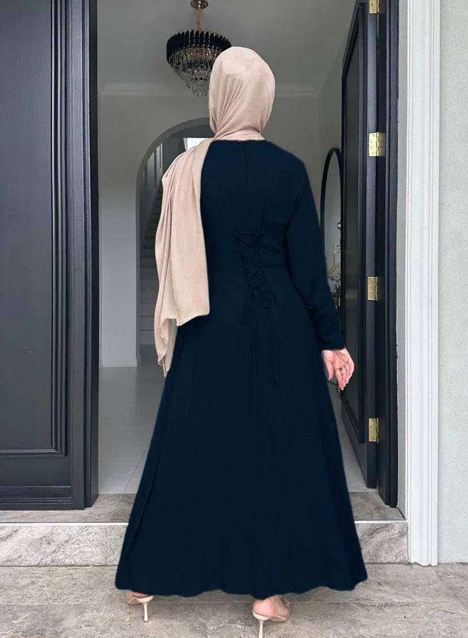 فستان طويل بحافة واسعة وأكمام طويلة