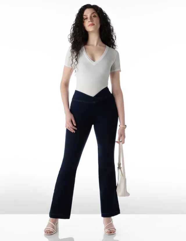 Women's Mid-Rise Flared Pull-on Jeans – image 2
