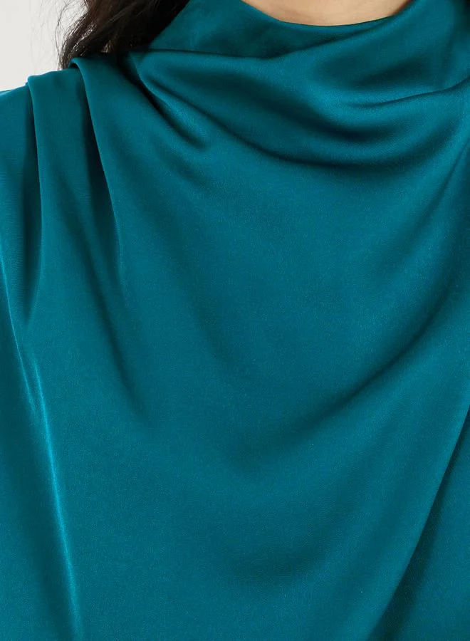 فستان ساتان بياقة منسدلة