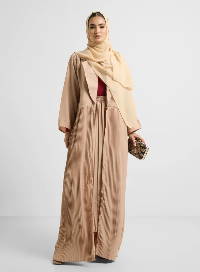 عباية مع تنورة وشيلة
