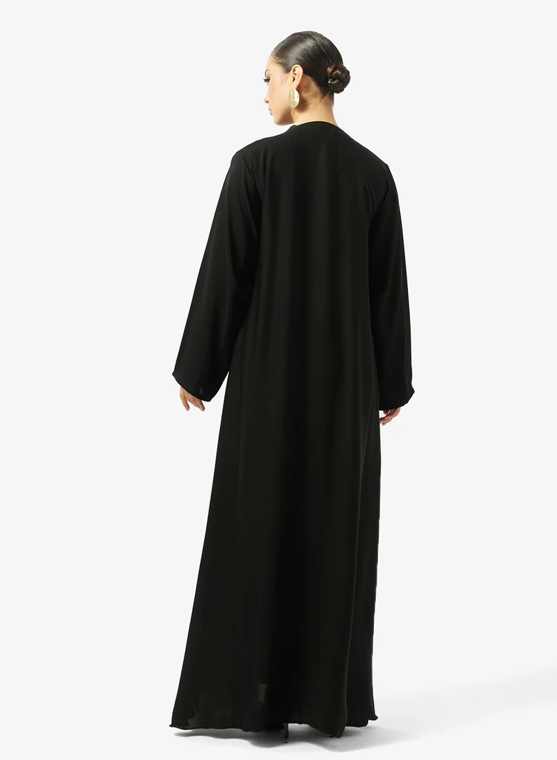 عباية مزينة مع شيلة سوداء
