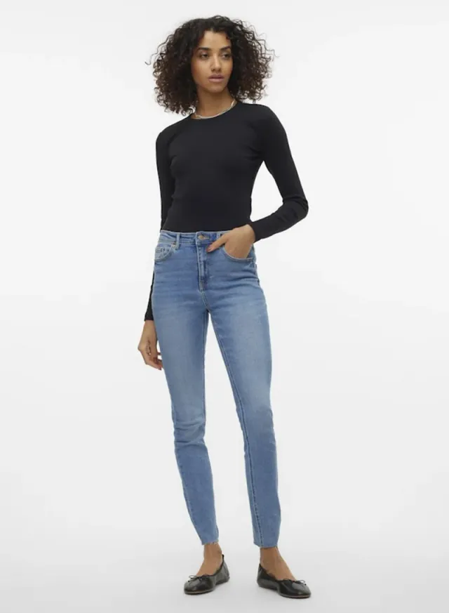 بلوزة نسائية بأكمام طويلة بياقة دائرية بقصة ضيقة Vero Moda – صورة 2