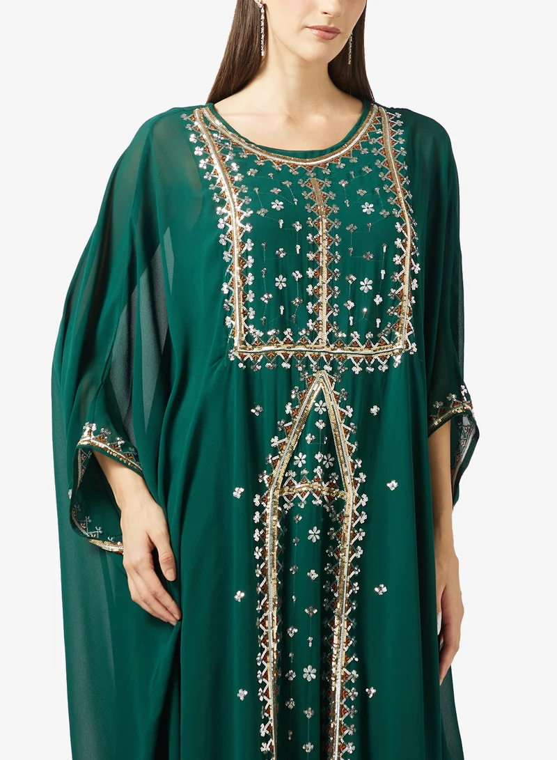 عباية مطرزة بكاب