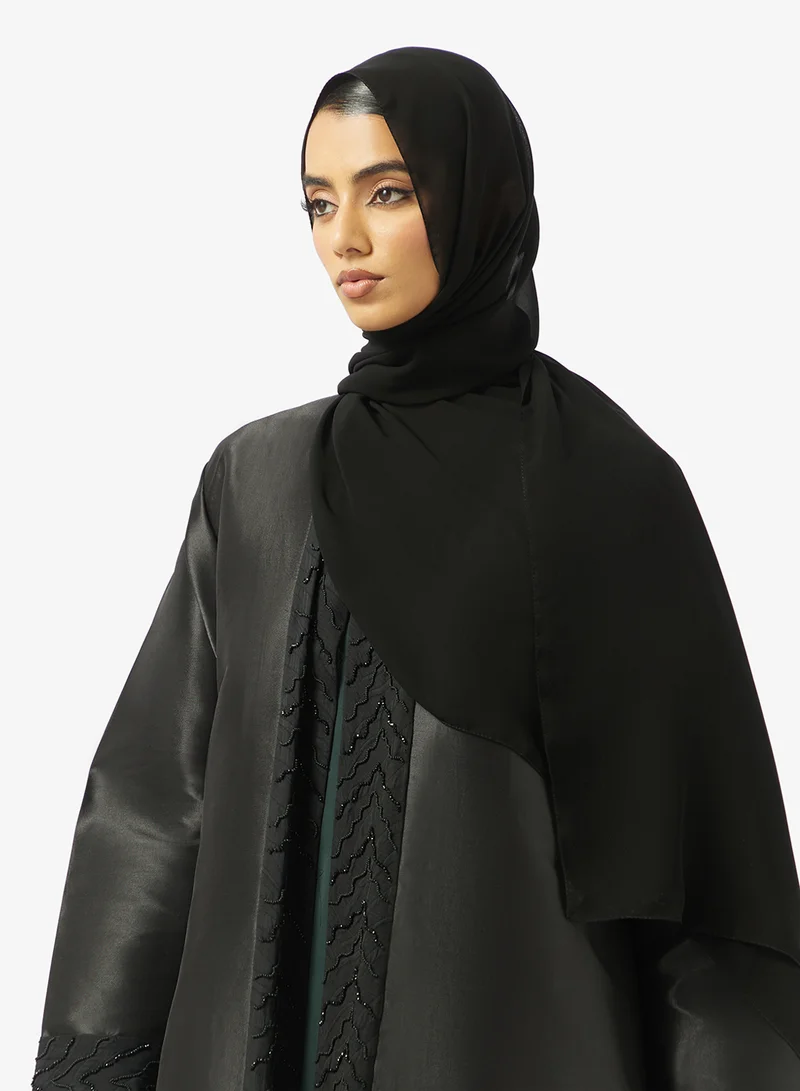 عباية مفتوحة من الأمام مزينة برقبة دائرية