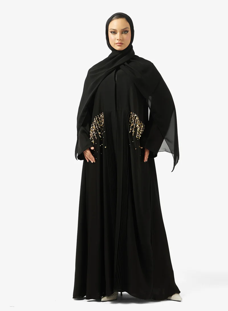 عباية مزينة مع شيلة سوداء