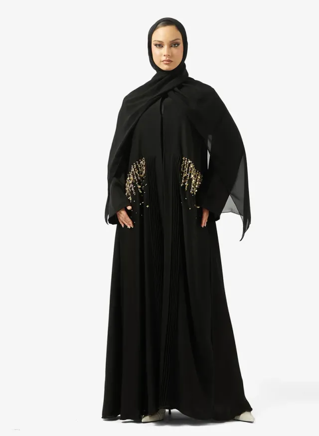 عباية مزينة مع شيلة سوداء