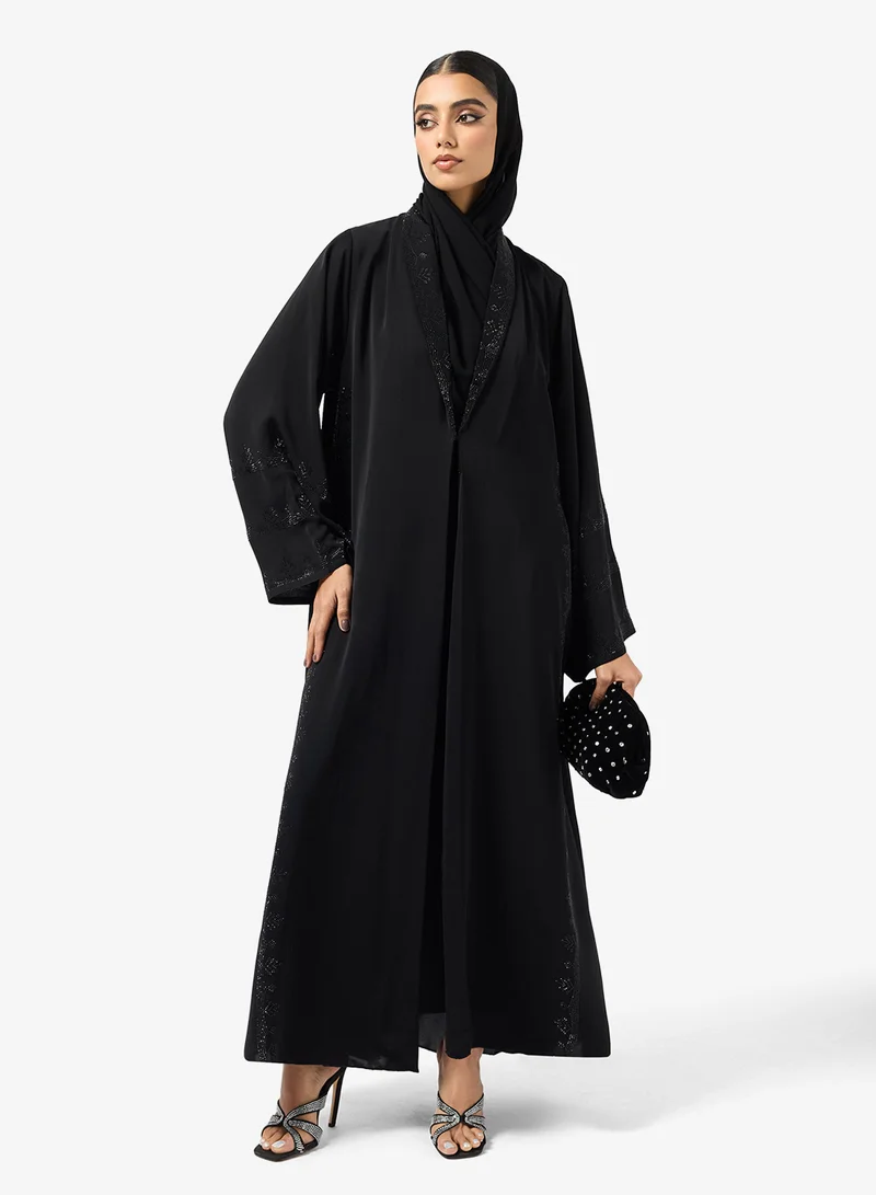 عباية مزينة مع شيلة سوداء
