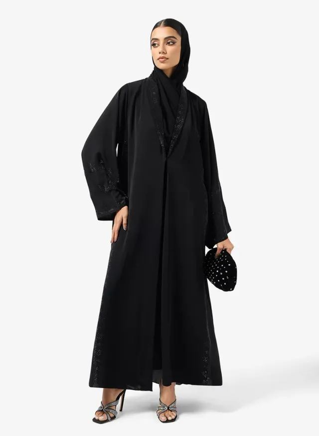 عباية مزينة مع شيلة سوداء