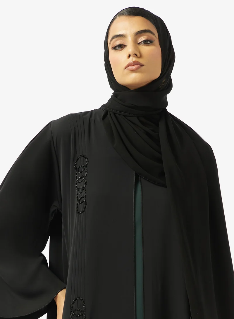 عباية مفتوحة مزينة بياقة على شكل حرف