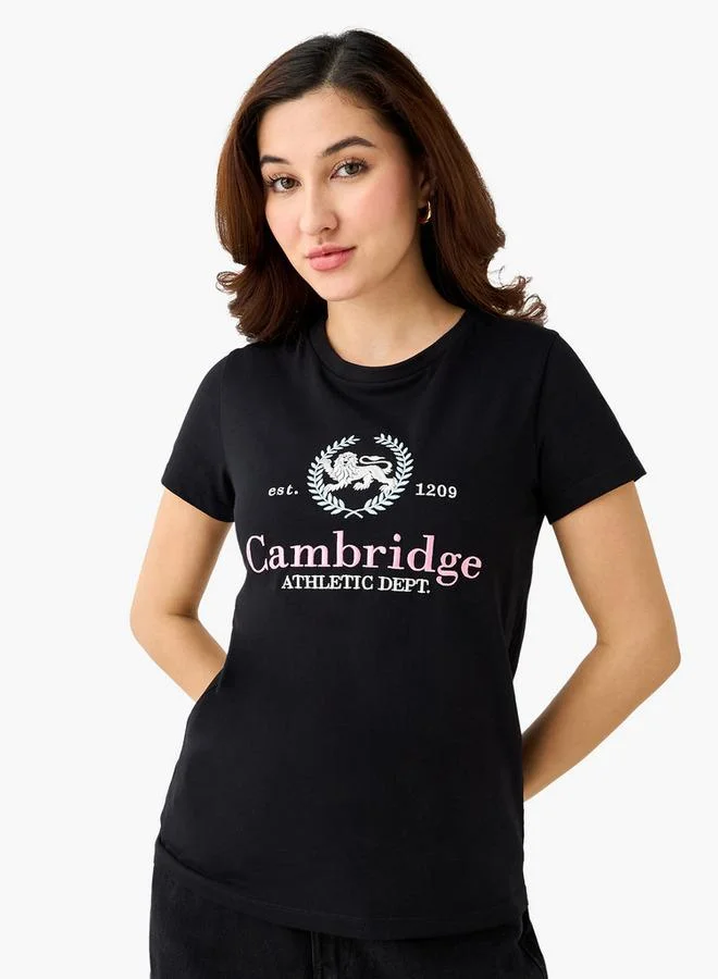 تي شيرت قطن مطرز Cambridge أسود