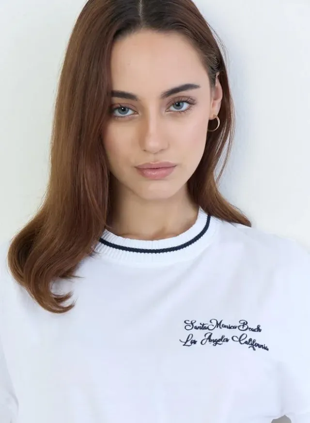 تيشيرت واسع بتفاصيل مُطرّزة – صورة 4