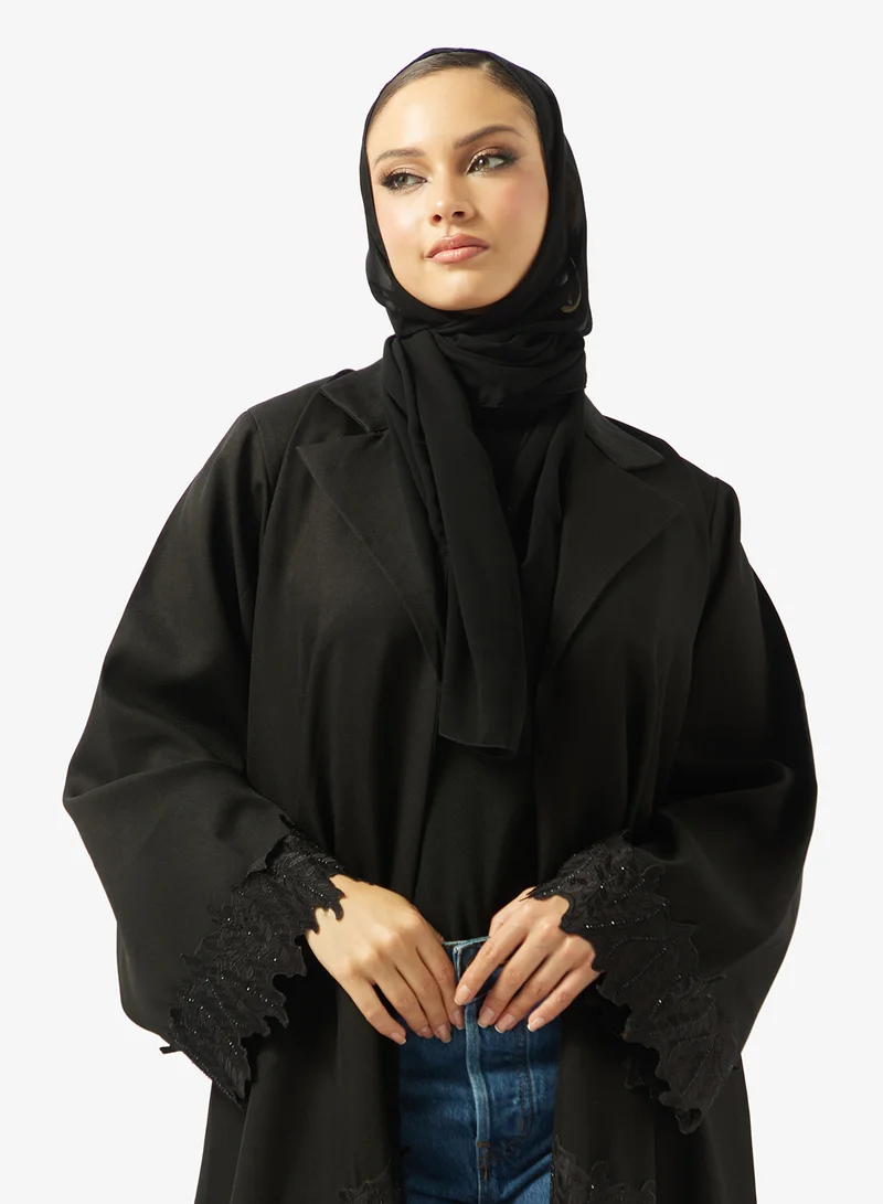 عباية مفتوحة من الأمام مزينة بالدانتيل مع ياقة عريضة