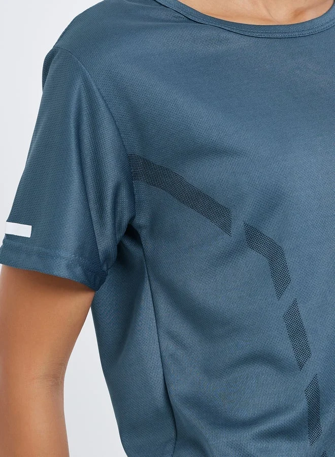 بلوزة مخططة بتفاصيل عاكسة وبارزة الملمس