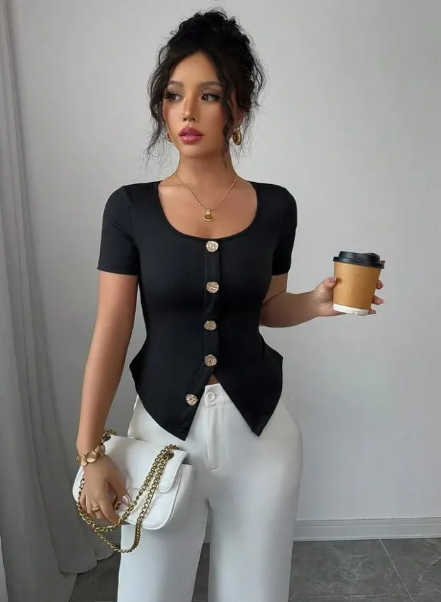 بلوزة بأزرار وياقة مستديرة وأكمام قصيرة – صورة 4