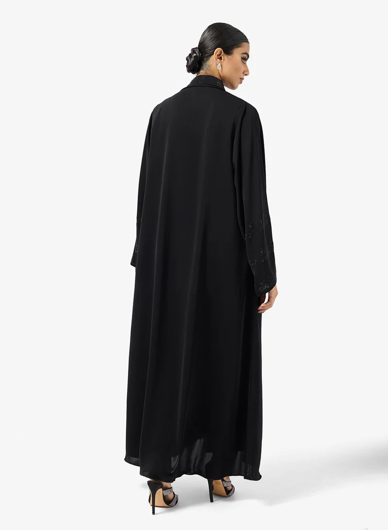 عباية مزينة مع شيلة سوداء