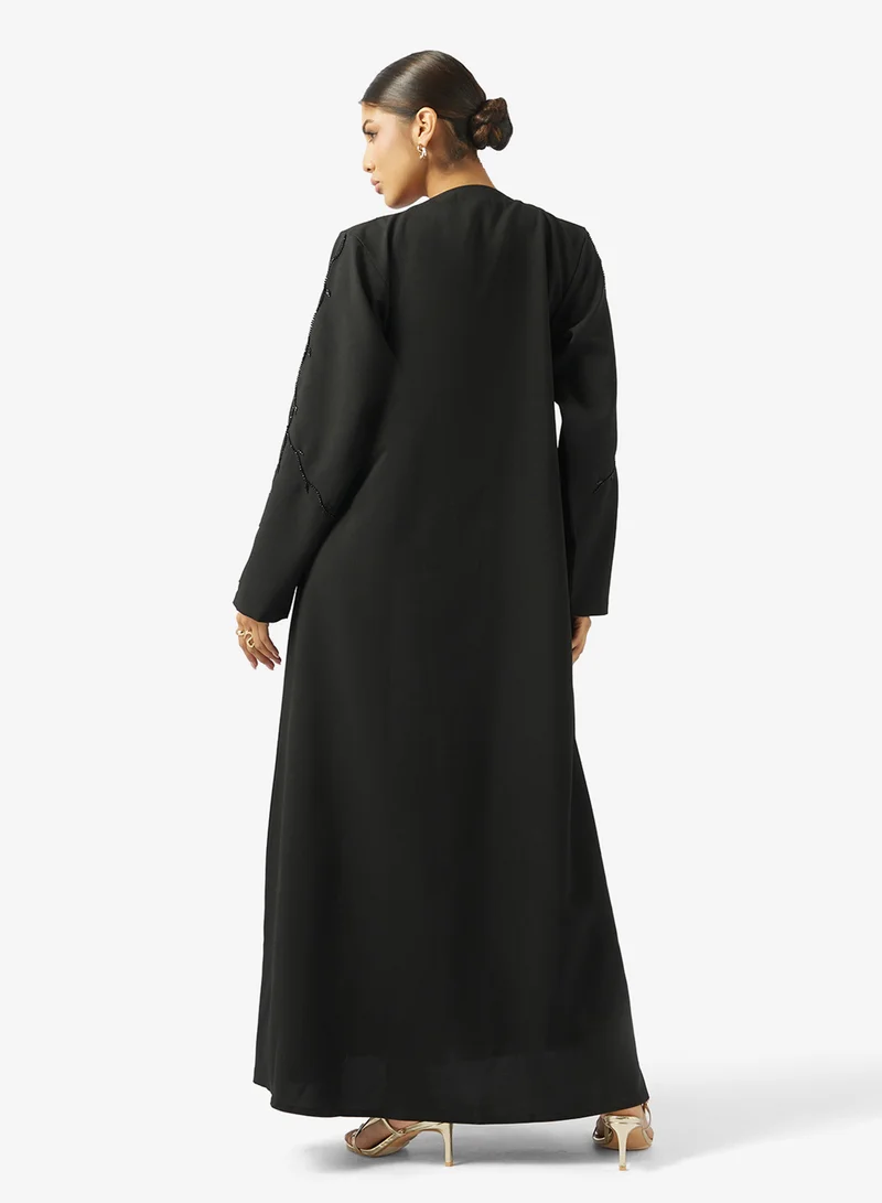 عباءة مطرزة بالزهور