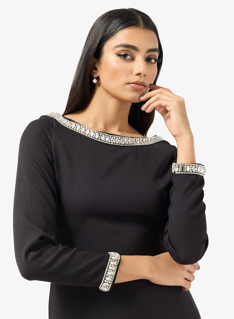 فستان بياقة مزينة